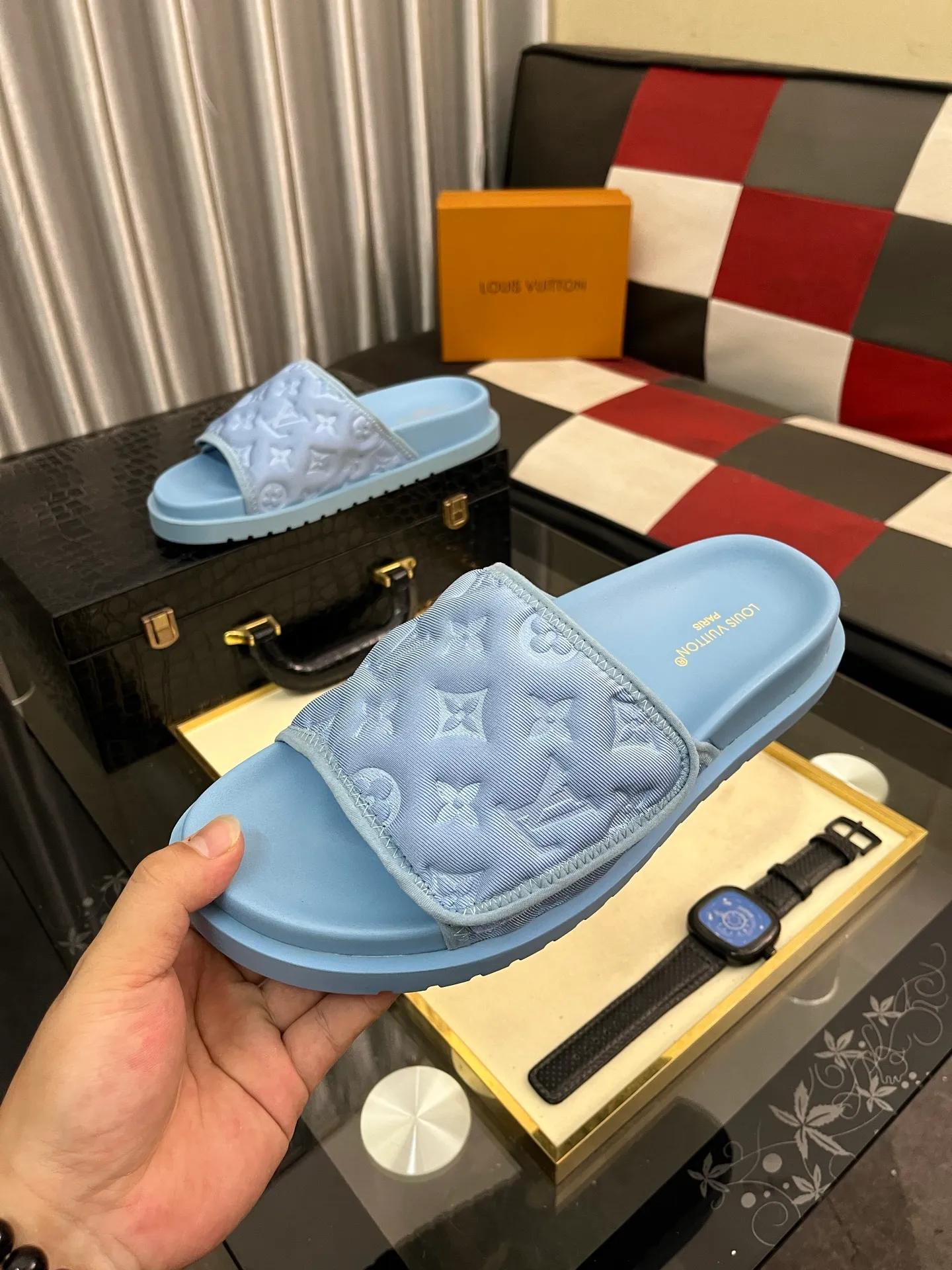 Men's men's shoes💰320⌚️⌚️[Louis Vuitton LV slippers] (high-end cowhide) counter 1:1 fashion style summer must-have! The designer used LV’s iconic outsole. The original simple slippers instantly become fashionable! The upper is made of flexible special cowhide leather straps alternately, and the workmanship is exquisite! A must-have for stylish men in summer, size 38-44